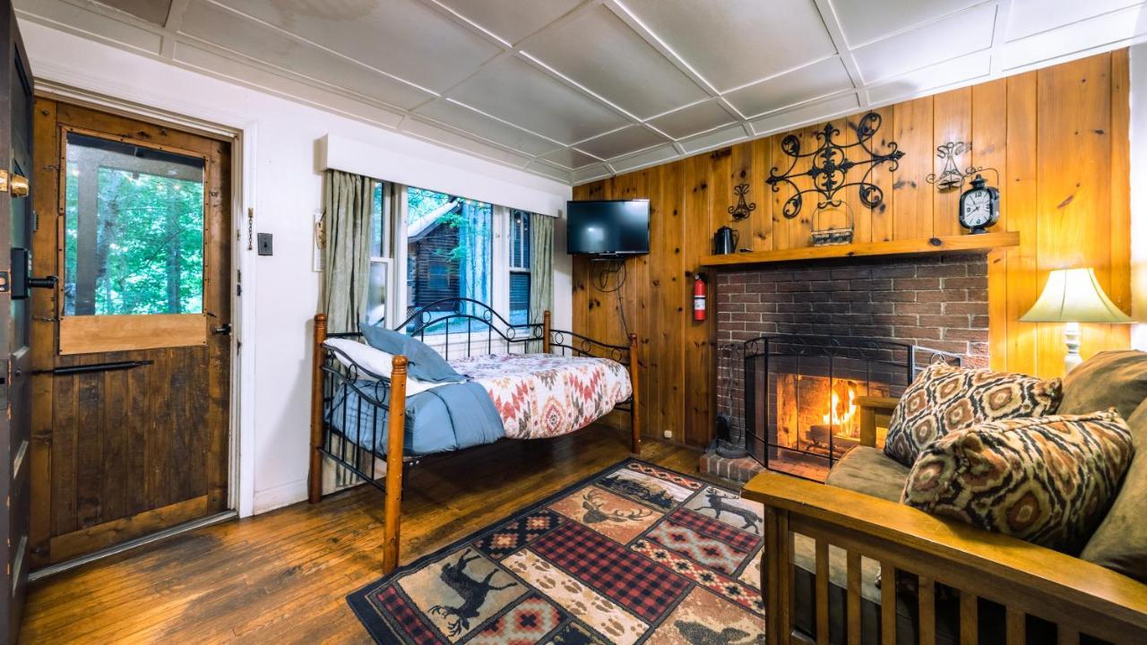 Log Cabin Motor Court Asheville Eksteriør billede