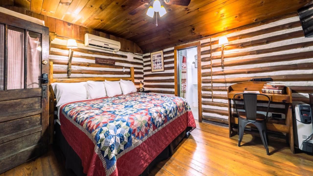 Log Cabin Motor Court Asheville Eksteriør billede
